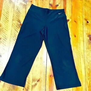 Nike Fit Dry black capri length workout leggings